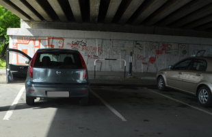 A benzinkút parkolójában autónak ütközött, majd angolosan távozott