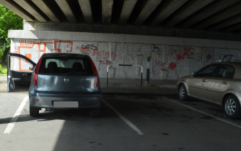 A benzinkút parkolójában autónak ütközött, majd angolosan távozott