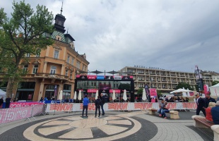 Giro '22: birtokba vették a szervezők a Kossuth teret