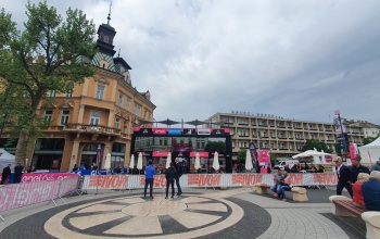 Giro '22: birtokba vették a szervezők a Kossuth teret