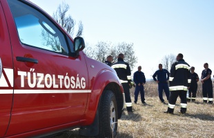 Tűzoltók járják a porszáraz fonyódi nádast