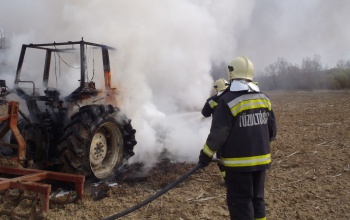 Kigyulladt egy traktor Somogyacsán