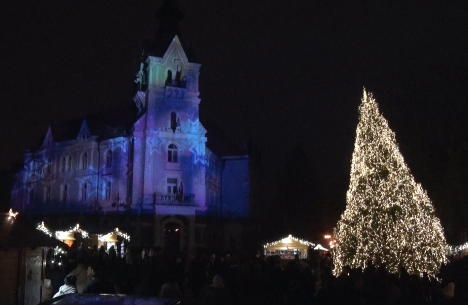 Megfestették a Városházát advent utolsó vasárnapján