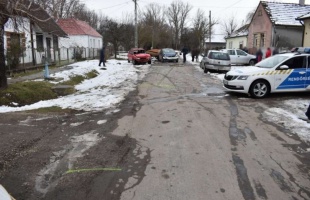 Belerohant egy autóba a rendőrök elől menekülő férfi