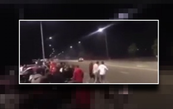 Videó: tucatnyian nézték a Füredi úton versenyző verdákat, mielőtt a Seat elszállt volna a körforgalomban