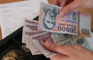 Több százezer ember fizetése késik