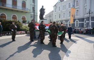 Felvonták a nemzeti lobogót a Kossuth téren