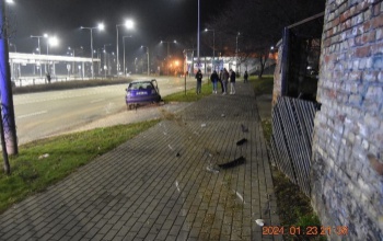 Videón, ahogy hatalmas sebességgel csapódik a téglafalnak egy autós a belvárosban