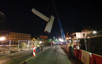 Helyére emelték az 50 méteres pilon első darabját