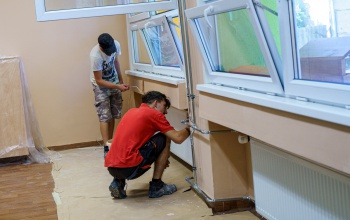 Lampingos festő tanulók tették rendbe a Kisfaludy-iskola osztálytermét