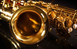 Saxofont adott el egy osztráknak a neten, átverés volt