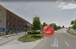 Egy gumilabda gurulgat a Berzsenyi utcában