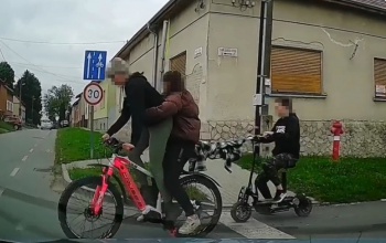 Két fiatal egy biciklin ülve vontatott egy elektromos rollerest Kaposvár egyik veszélyes kereszteződésében - videó