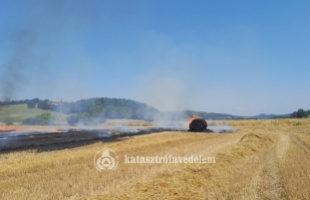Bálázógép kapott lángra Kaposgyarmat külterületén