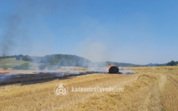 Bálázógép kapott lángra Kaposgyarmat külterületén
