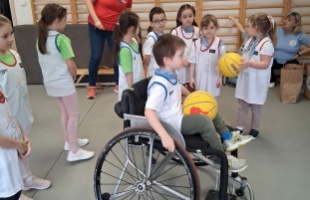 Mindenki bajnok lehet – sporttal és érzékenyítéssel ünnepeltek az óvodások