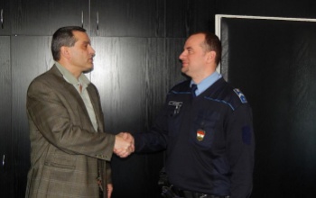 Egy rendőr mentette meg a földön fekvő férfi életét