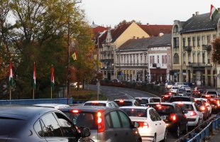 A Berzsenyi utcai felüljáró le- és felhajtó ágain végeznek aszfaltozási munkálatokat