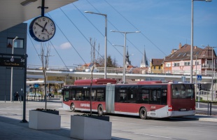 Változik néhány éjszakai vonat és buszjárat közlekedése az óraátállítás miatt