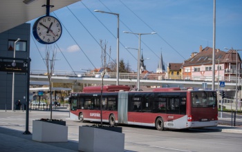 Változik néhány éjszakai vonat és buszjárat közlekedése az óraátállítás miatt