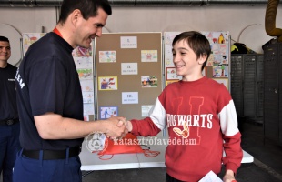 Gyerekek rajzolták meg a kaposvári tűzoltók múltját, jelenét és jövőjét