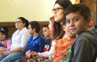 28 roma tanulót támogat a város