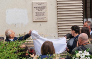 Emléktábla őrzi Szigetvári György emlékét a Zárda utcában