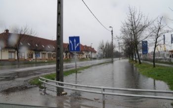 Az eltömődött árok veszélyt jelenthet a közlekedésre