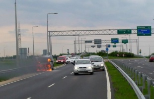 Nézze meg, hogyan oltják el az égő autót