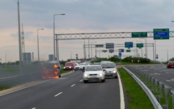 Nézze meg, hogyan oltják el az égő autót