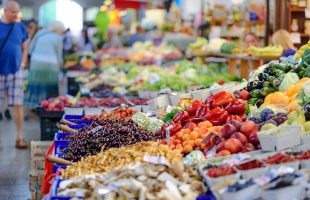 Az EU-n belül a magyarok költik el a pénzük legnagyobb részét bolti vásárlásokra