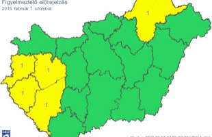 Kamionokat, személyautókat szabadítottak ki a hó fogságából
