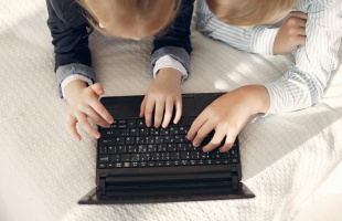 A legtöbb online visszaélést 2025-ben is gyermekek ellen követték el