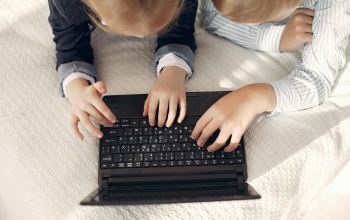 A legtöbb online visszaélést 2025-ben is gyermekek ellen követték el