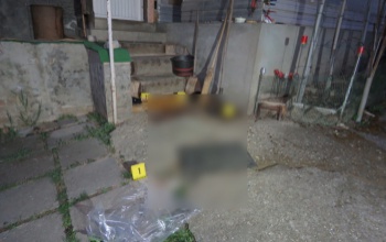 A hajánál fogva vonszolta a nőismerősét egy férfi