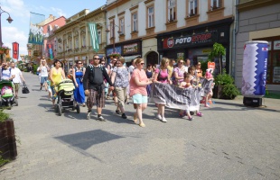 Hordozós séta a népszerűsítésért