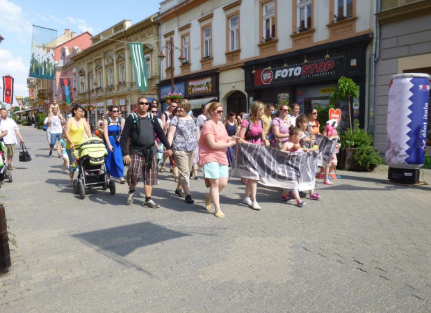 Hordozós séta a népszerűsítésért