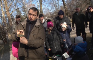Gyerekek ismerkedtek a madárgyűrűzéssel