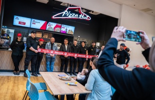 1000 szelet pizza kiosztásával ünnepelte a nyitást a Pizza Hut