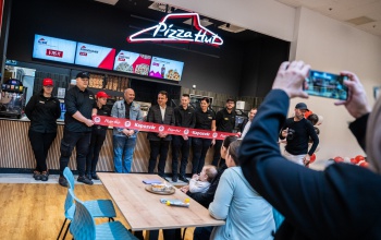 1000 szelet pizza kiosztásával ünnepelte a nyitást a Pizza Hut