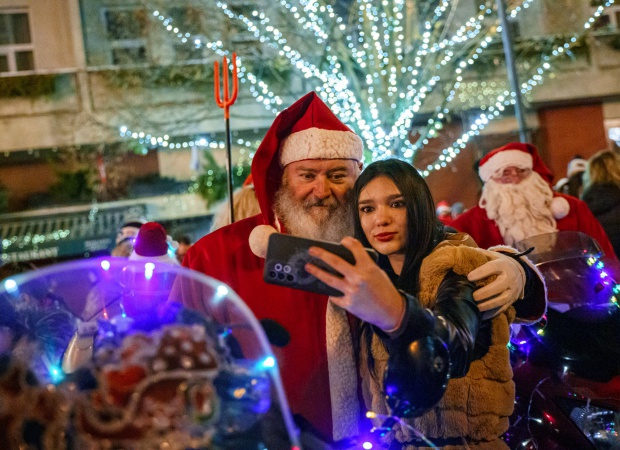 Motorral érkeztek a Mikulások a Kossuth térre - galéria