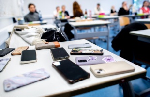 Oktatási céllal továbbra is lehet mobiltelefonokat használni az iskolákban