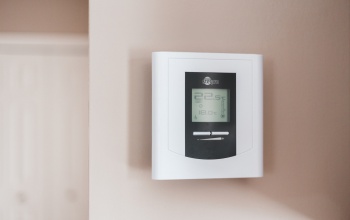 Meleg a lábunk alatt: Az elektromos padlófűtés kényelmének és hatékonyságának feltárása