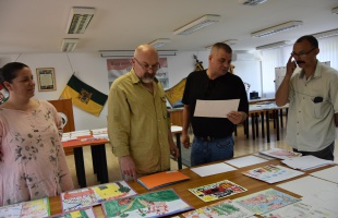 Négy szempár szegeződött a több száz somogyi alkotásra