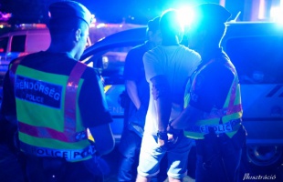 Részegen, jogsi nélkül hajtott a villanyoszlopnak a siófoki férfi