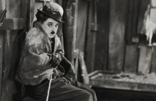 Magyar mozikban vetítik Charlie Chaplin 100 éve bemutatott Aranyláz című némafilmjét