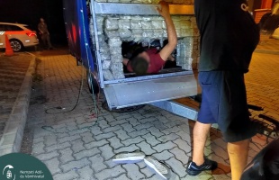Embercsempészeket fogott a NAV