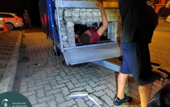 Embercsempészeket fogott a NAV