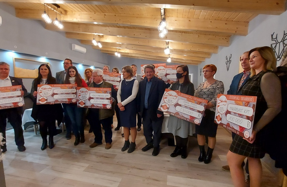 Több mint kétmillió forintért keltek el a torták a Slendy Pékség árverésén