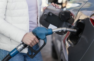További 7 forinttal csökken a benzin ára péntektől